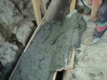 Укладка бетонной смеси глубинным вибратором для бетона