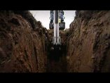 Компактный мини-экскаватор Bobcat в работе